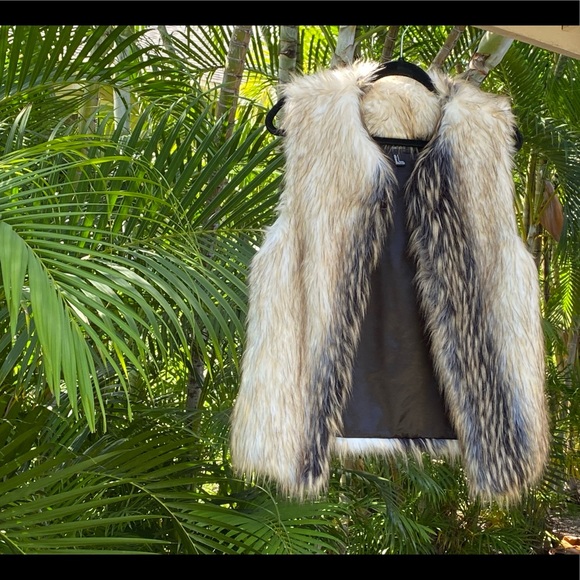 Forever 21 Faux fur vest. Size small - Picture 1 of 4